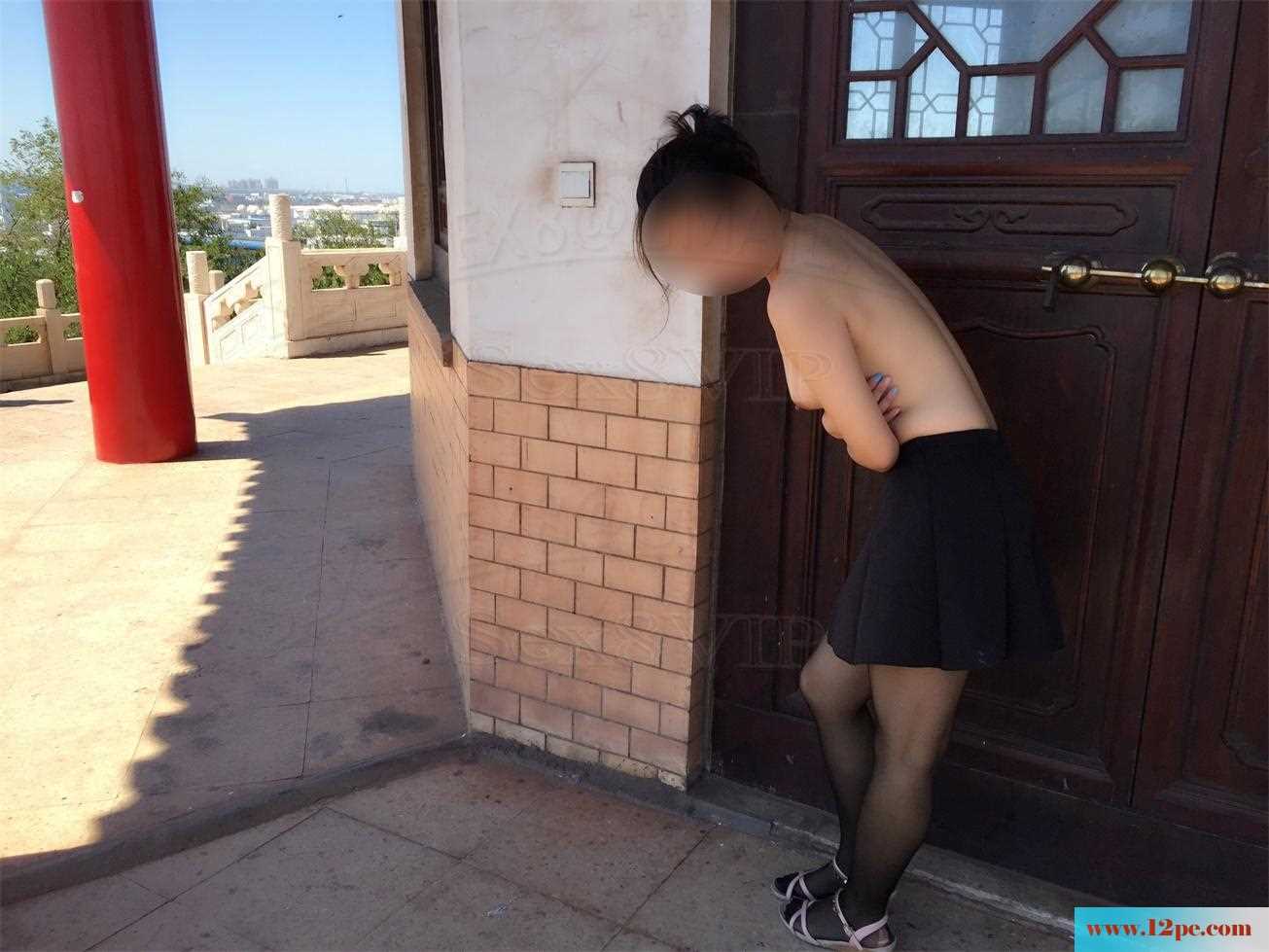 <!-- 标题采集开始 -->阳光太晒，躲在屋檐下半裸乘凉-(30P)<!-- 标题采集结束 -->