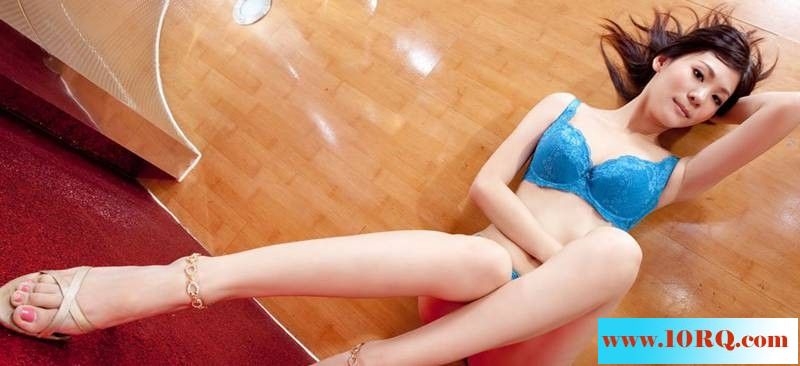 地板上正点美女内衣秀【11P】
