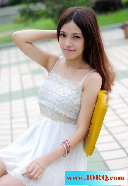 户外俏皮诱惑清纯美女【11P】