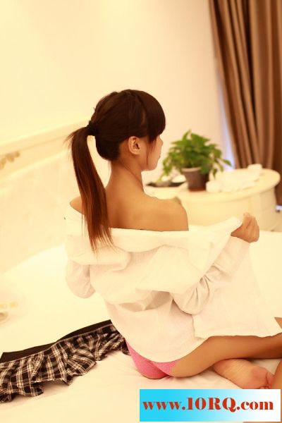 看性感长腿美貌脱衣服那粉色蕾丝内裤真诱人【