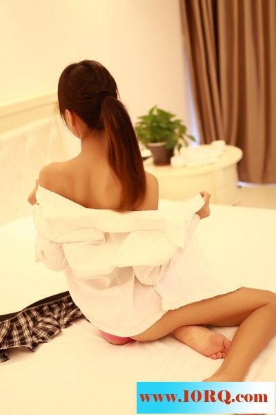 看性感长腿美貌脱衣服那粉色蕾丝内裤真诱人【